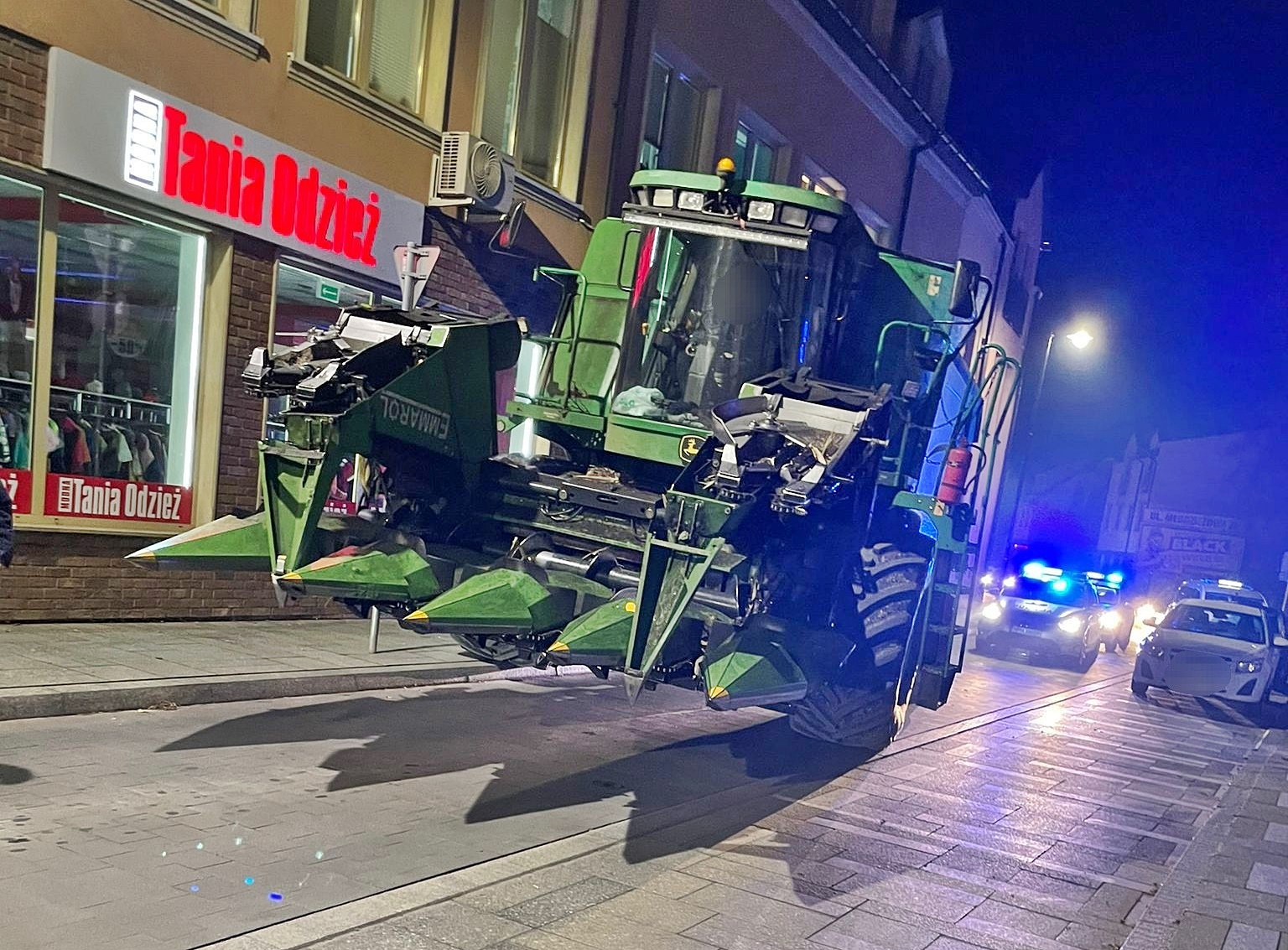 Kombajn zbożowy utknął w środku miasta. Kierowcę poprowadziła… nawigacja! Kilkugodzinna akcja płońskiej policji