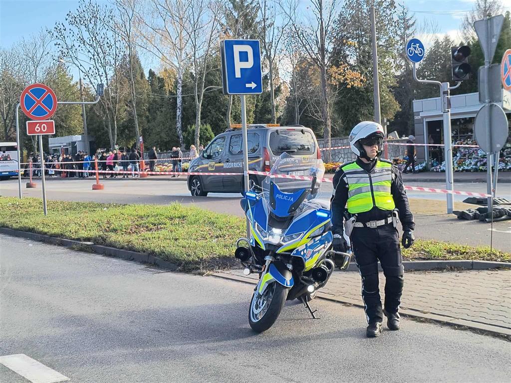 Płoccy policjanci czuwają nad bezpieczeństwem odwiedzających groby, i nie tylko