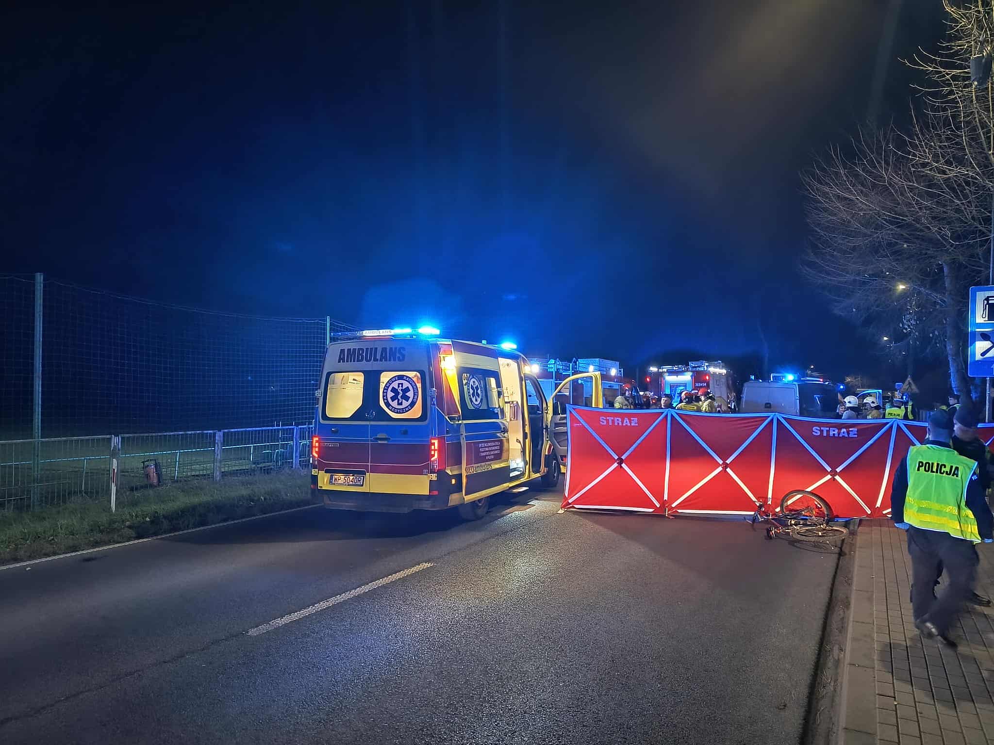 Śmiertelny wypadek w Nowym Duninowie. Nie żyje mężczyzna. Droga całkowicie zablokowana!