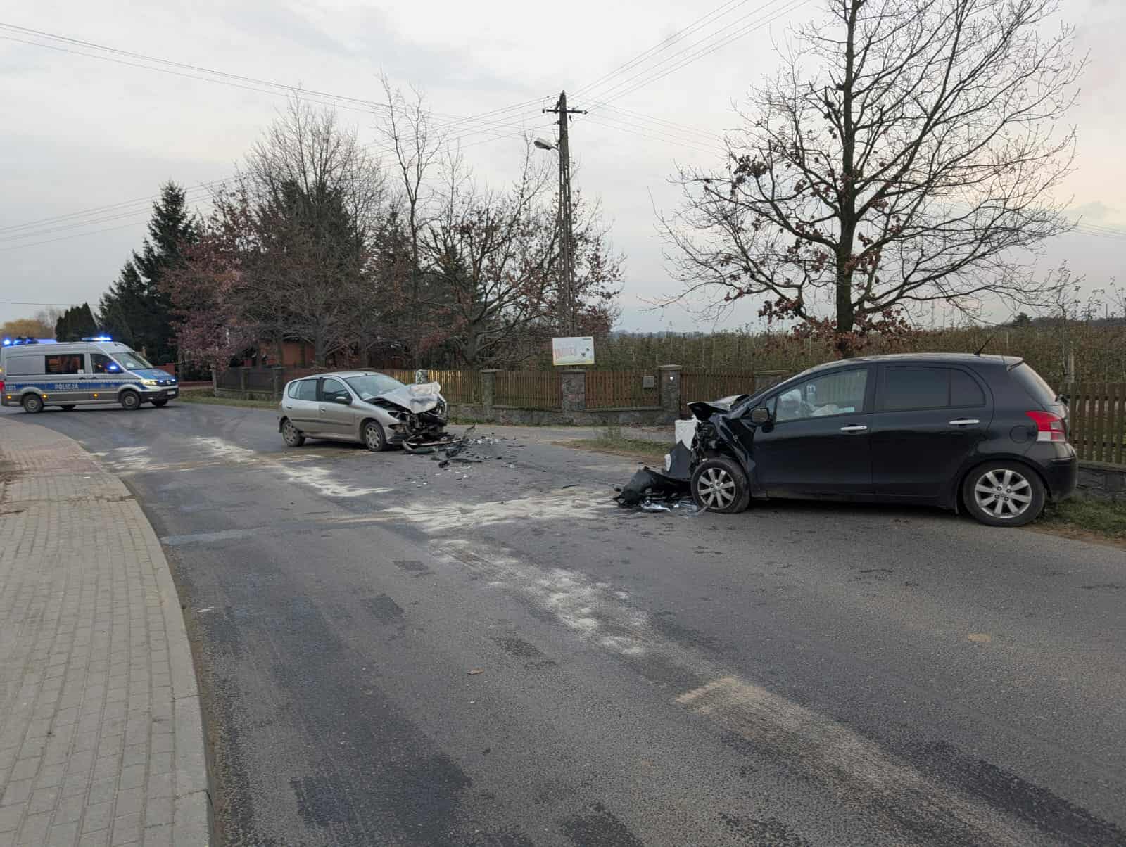 Czołowe zderzenie samochodów w gm. Stara Biała. Trzy osoby trafiły do szpitala