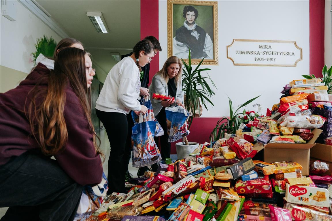 Świetnie działająca 'fabryka dobra’ w Płocku, czyli 10. edycja akcji Paka dla Rodaka. Wymowne zdjęcia – zobaczcie…