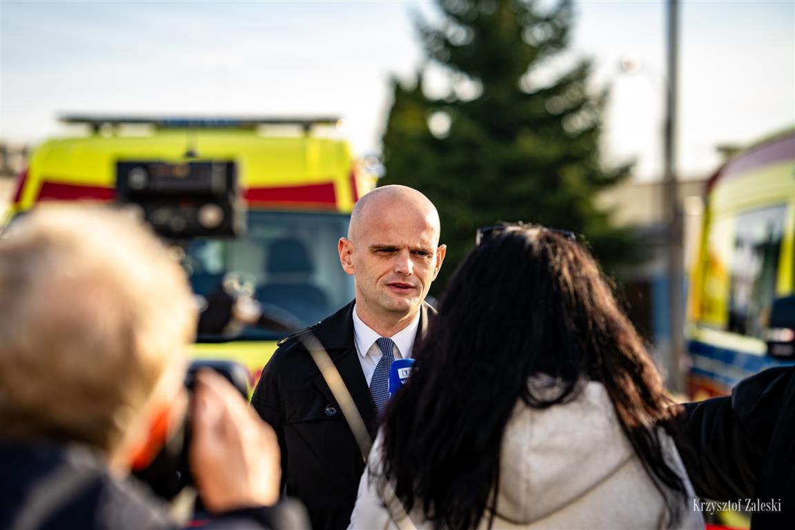 Trzy nowoczesne ambulanse trafiły do płockiej stacji pogotowia ratunkowego. Instytucja, jako jedyna w Polsce, otrzymała również istotny certyfikat [FOTO]