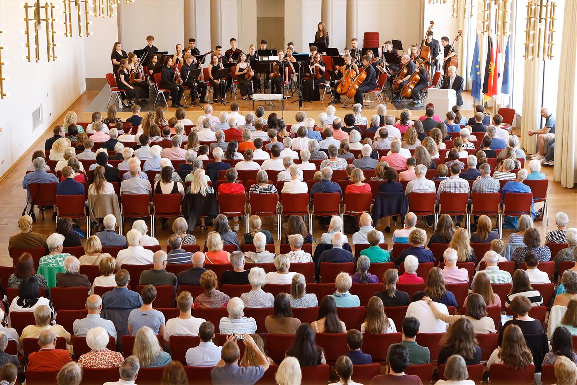 Rewelacyjny projekt, w którym wzięło udział pięcioro muzyków z Płocka. 35 uzdolnionych młodych osób z 9 krajów! [FOTO]