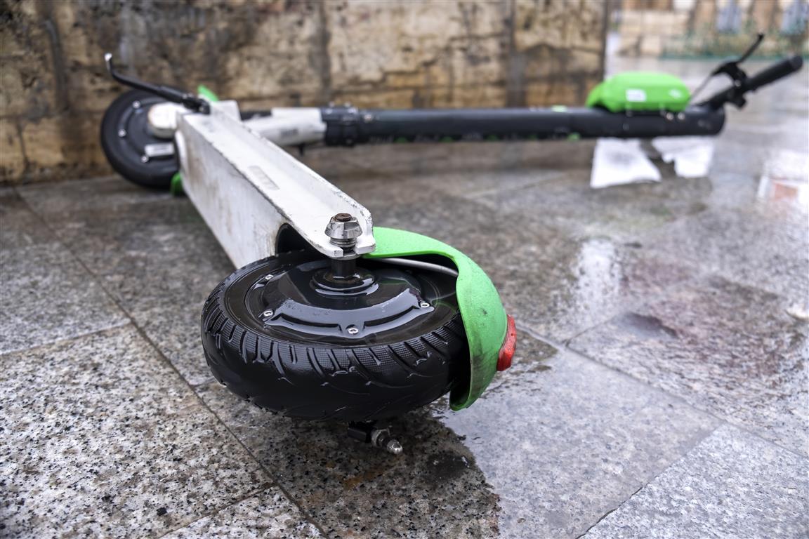 Wzrost liczby wypadków z udziałem hulajnóg. Samorząd Mazowsza wkracza do akcji – edukuje. I to przez duże „E”