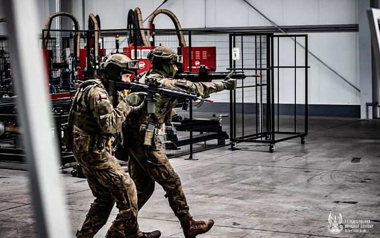 Wojsko, policja i inne służby mundurowe na terenie Orlenu w Płocku. Tylko bez paniki! To tylko ćwiczenia