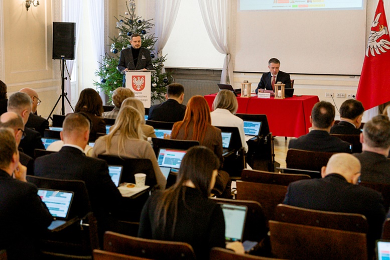 Na służbę zdrowia, rozbudowę i modernizacje dróg, edukację oraz wsparcie gmin. Radni sejmiku zdecydowali. Budżet Mazowsza przyjęty!