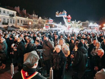 Wigilia przed Ratuszem w Płocku. Mnóstwo mieszkańców skorzystało z zaproszenia… [FOTO]