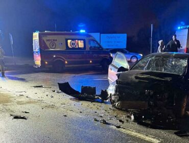 Wypadek na ulicy Bielskiej w Płocku. Zderzenie dwóch samochodów. Kobieta trafiła do szpitala