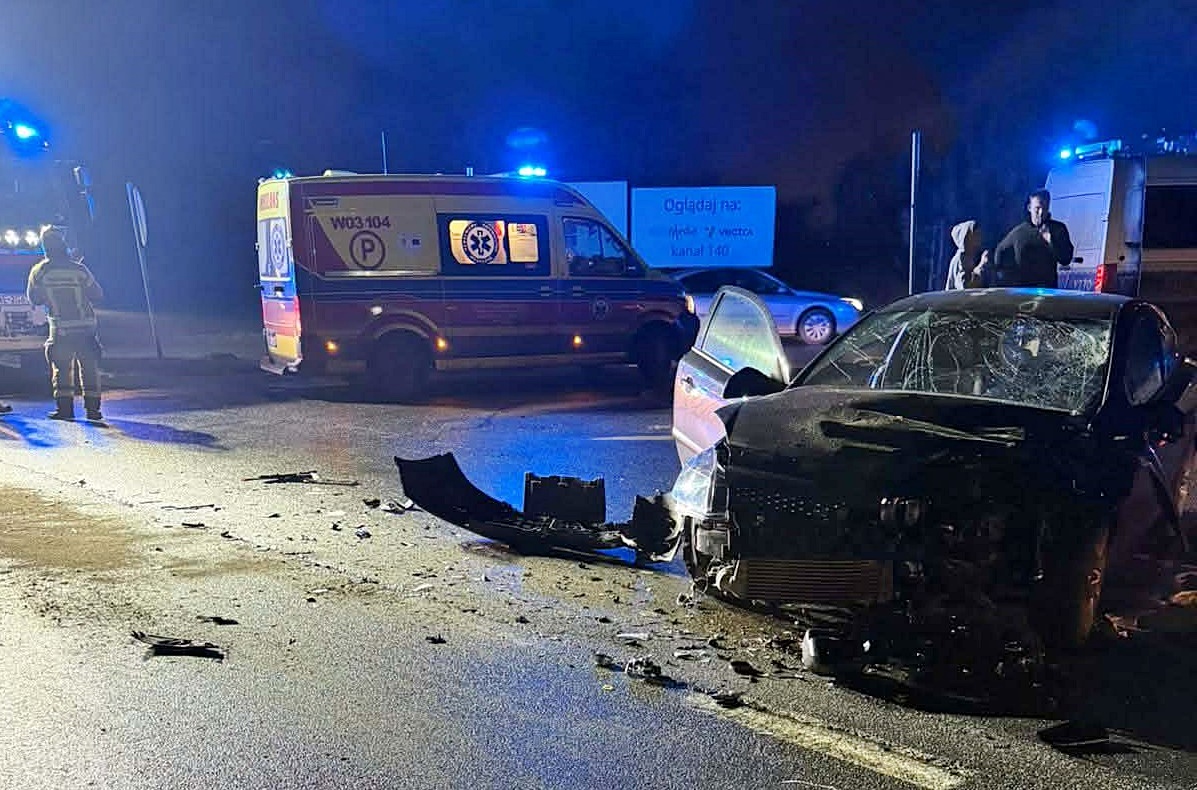 Wypadek na ulicy Bielskiej w Płocku. Zderzenie dwóch samochodów. Kobieta trafiła do szpitala
