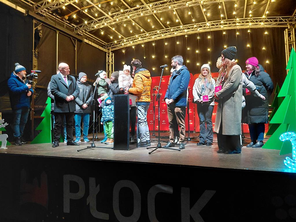 Moc, moc świątecznej aury! Niebywały efekt współpracy Orlenu z Ratuszem. Płockie Ogrody Światła odpalone… [FOTO]