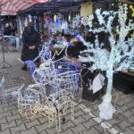 Ogromny wybór choinek, ale nie tylko. Ilość świątecznego asortymentu na płockim targowisku? Sprawdźcie… [FOTO]