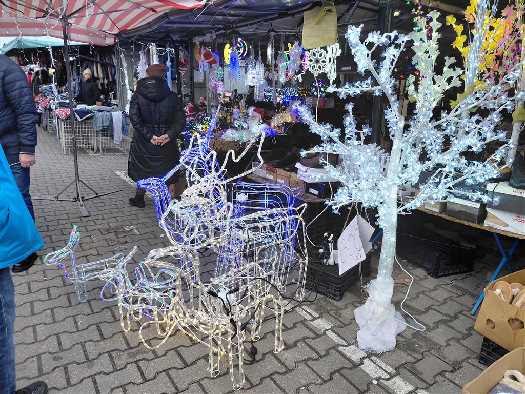 Ogromny wybór choinek, ale nie tylko. Ilość świątecznego asortymentu na płockim targowisku? Sprawdźcie… [FOTO]