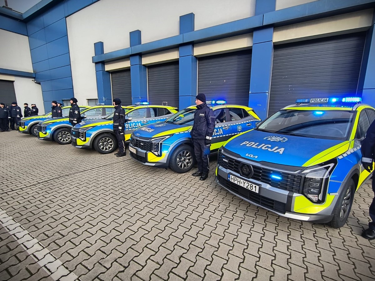 Nowiutkie radiowozy dla policjantów z Płocka i powiatu płockiego. Do których Posterunków Policji trafiły? [FOTO]
