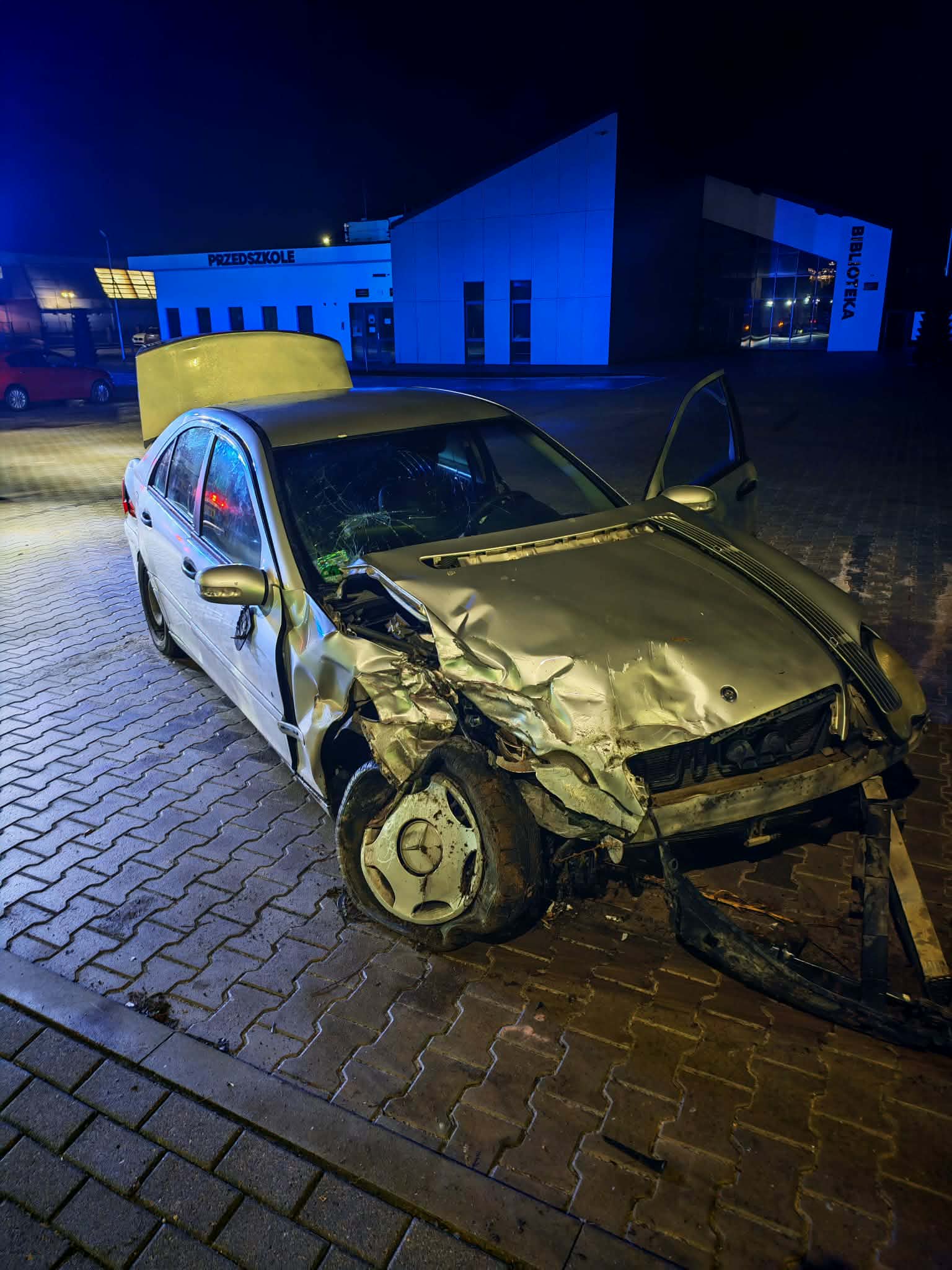 Zderzenie dwóch samochodów w Staroźrebach. Jedno z aut uderzyło w skrzynkę energetyczną [FOTO]