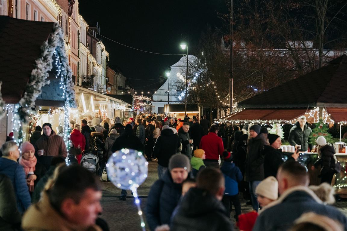 Wigilia przed Ratuszem w Płocku. Mnóstwo mieszkańców skorzystało z zaproszenia… [FOTO]