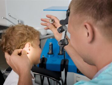 Kaszel, katar, zapalenie gardła, ucha środkowego, zatok – brzmi znajomo? Lekarze z mazowieckich szpitali wyjaśniają…