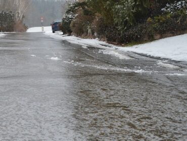 Niebezpieczne zjawisko pogodowe na terenie Płocka i powiatu płockiego. Po opadach śniegu i deszczu przyjdzie mróz!