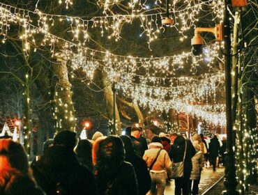 Moc, moc świątecznej aury! Niebywały efekt współpracy Orlenu z Ratuszem. Płockie Ogrody Światła odpalone… [FOTO]