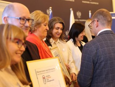 Pięć płockich placówek oświatowych, w tym jedno przedszkole, z wyjątkowym wyróżnieniem. Mazowiecki Urząd Wojewódzki ogłosił wyniki [FOTO]