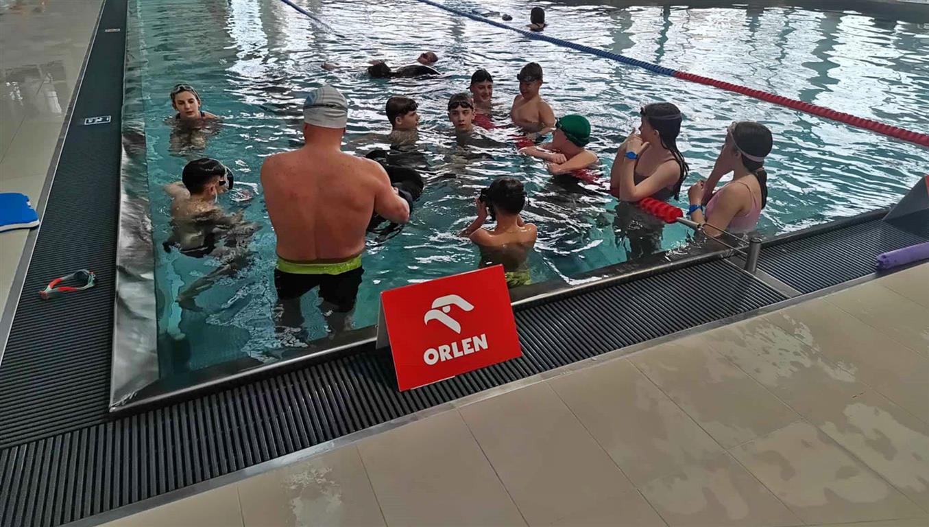 Przyjemne z pożytecznym, czyli naucz się pływać. Orlen zaprasza na lekcje, które poprowadzą płoccy woprowcy. Ruszyły zapisy