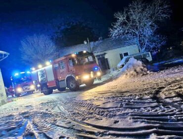 Pożar domu w gminie Drobin. Ucierpiały dwie osoby: 19-latek i 32-latka