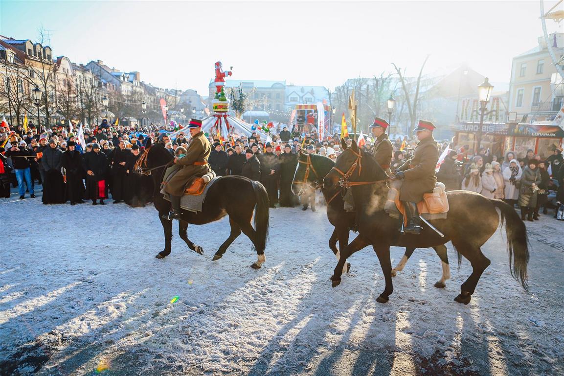 Barwnie, radośnie w koronach, z flagami i chorągiewkami. XV Orszak Trzech Króli w Płocku [FOTO]