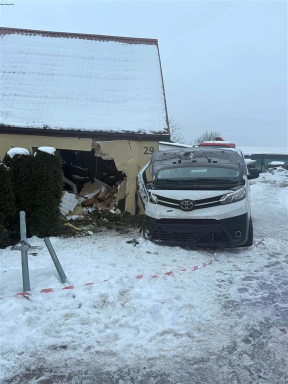 Groźny wypadek na ul. Maszewskiej w Płocku. Samochód wjechał w dom [FOTO]