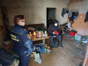 Siarczyste mrozy to ogromne zagrożenie dla osób bezdomnych. Ważny apel płockich strażników do mieszkańców!