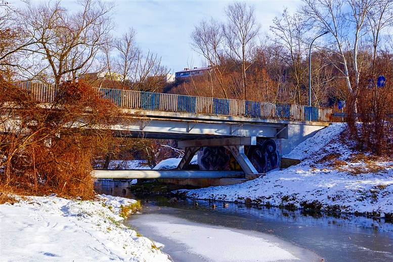 Kładka rowerowa przy moście nad Brzeźnicą powstanie niebawem. Właśnie podpisano umowę z wykonawcą