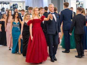 Gracja, elegancja i szyk! Maturzyści płockiej „Siedemdziesiątki” odliczanie do matury rozpoczęli w Ambrozji [FOTO]