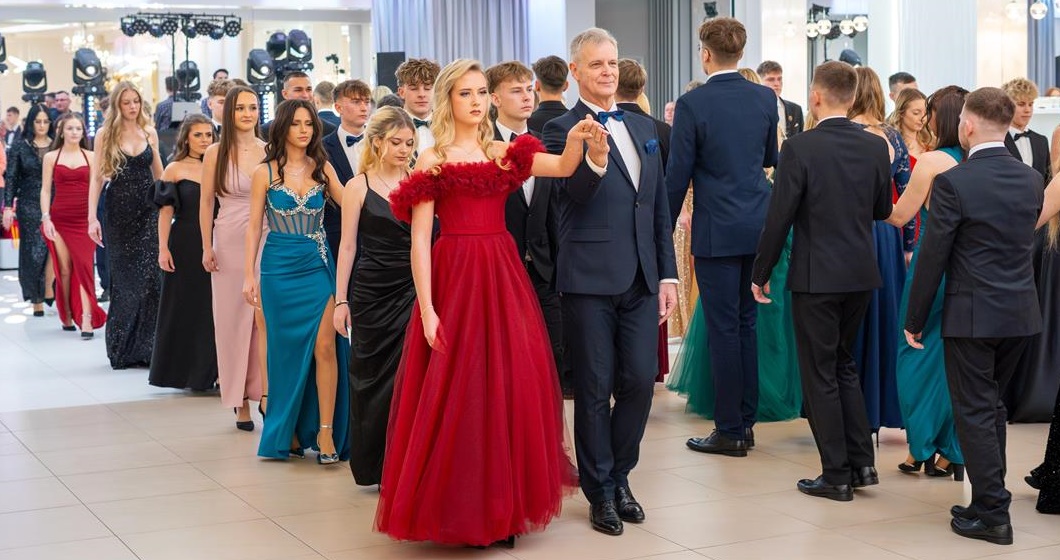 Gracja, elegancja i szyk! Maturzyści płockiej „Siedemdziesiątki” odliczanie do matury rozpoczęli w Ambrozji [FOTO]