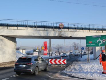 Odpadł kawał tynku z wiaduktu przy ul. Kolejowej w Płocku. Pas jezdni zamknięty. Utrudnienia w ruchu!