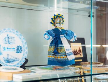 Płocki ratusz zaprasza mieszkańców w niezwykłą 'podróż’. Od miasta do miasta, od kraju do kraju… [FOTO]