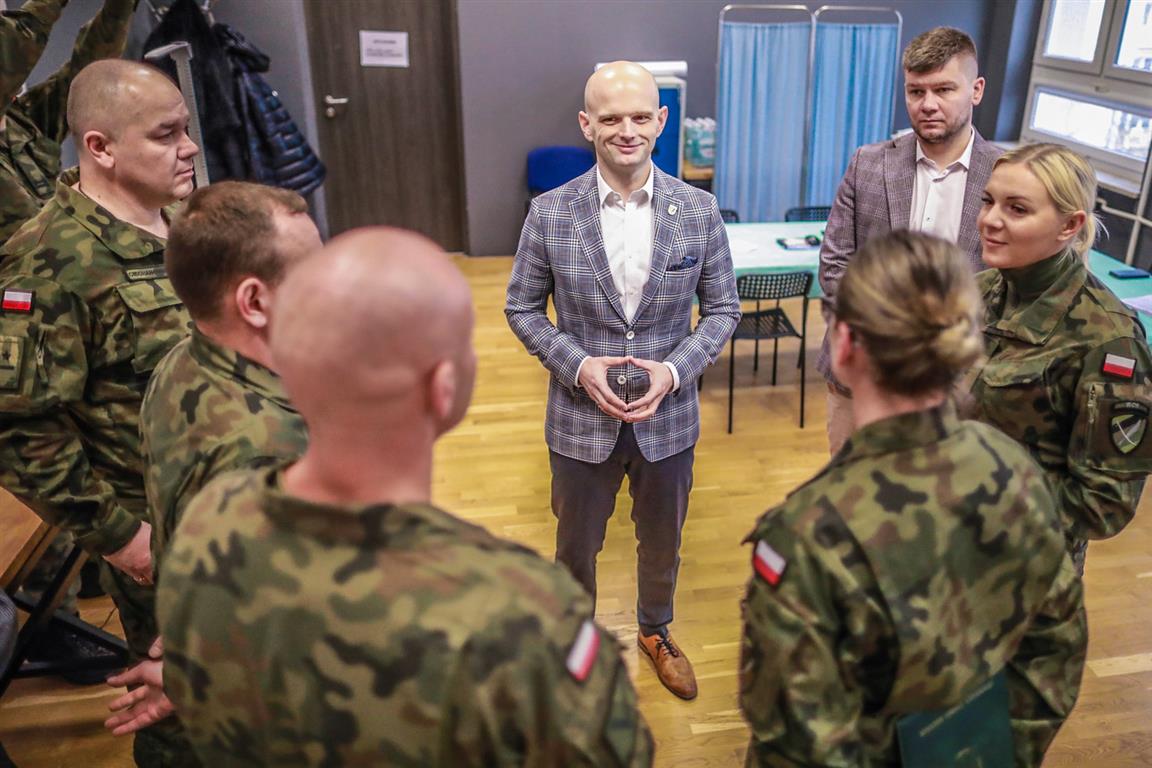 Marsz do woja, marsz… W powiecie płockim trwa kwalifikacja wojskowa. Są pytania i odpowiedzi. Jakie konsekwencje za niestawienie się? [FOTO]