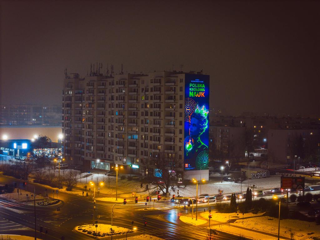 Wyjątkowy mural powstał na jednym z płockich bloków. Widoczny jest też nocą! To część dużej kampanii Orlenu [FOTO]