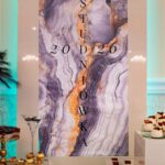 Zjawiskowy polonez. Maturzyści zatańczyli w… chmurach. Studniówka Zespołu Szkół Budowlanych w Płocku [FOTO]