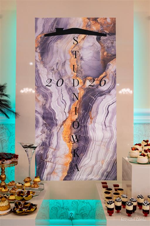 Zjawiskowy polonez. Maturzyści zatańczyli w… chmurach. Studniówka Zespołu Szkół Budowlanych w Płocku [FOTO]