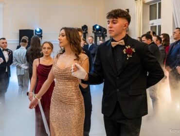 Zjawiskowy polonez. Maturzyści zatańczyli w… chmurach. Studniówka Zespołu Szkół Budowlanych w Płocku [FOTO]