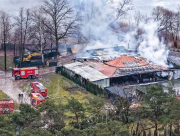 Pożar przy sławnej plaży Patelnia w Grabinie. Spłonęła wiata, w której odbywały się letnie imprezy