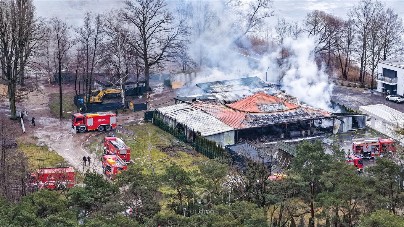Pożar przy sławnej plaży Patelnia w Grabinie. Spłonęła wiata, w której odbywały się letnie imprezy