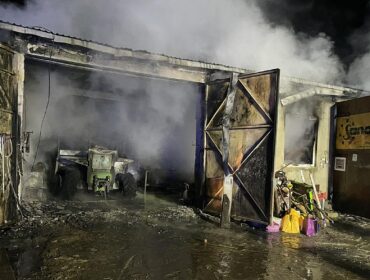 Pożar warsztatu w gm. Radzanowo. W obiekcie znajdowały się butle, które groziły wybuchem