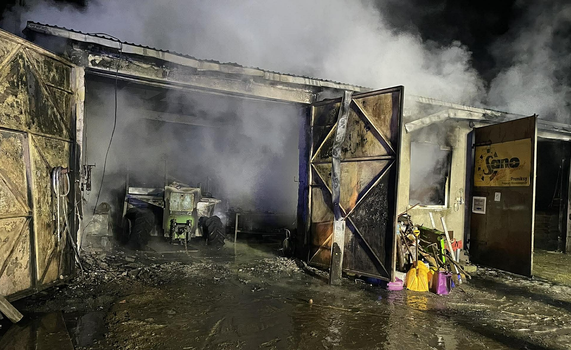 Pożar warsztatu w gm. Radzanowo. W obiekcie znajdowały się butle, które groziły wybuchem