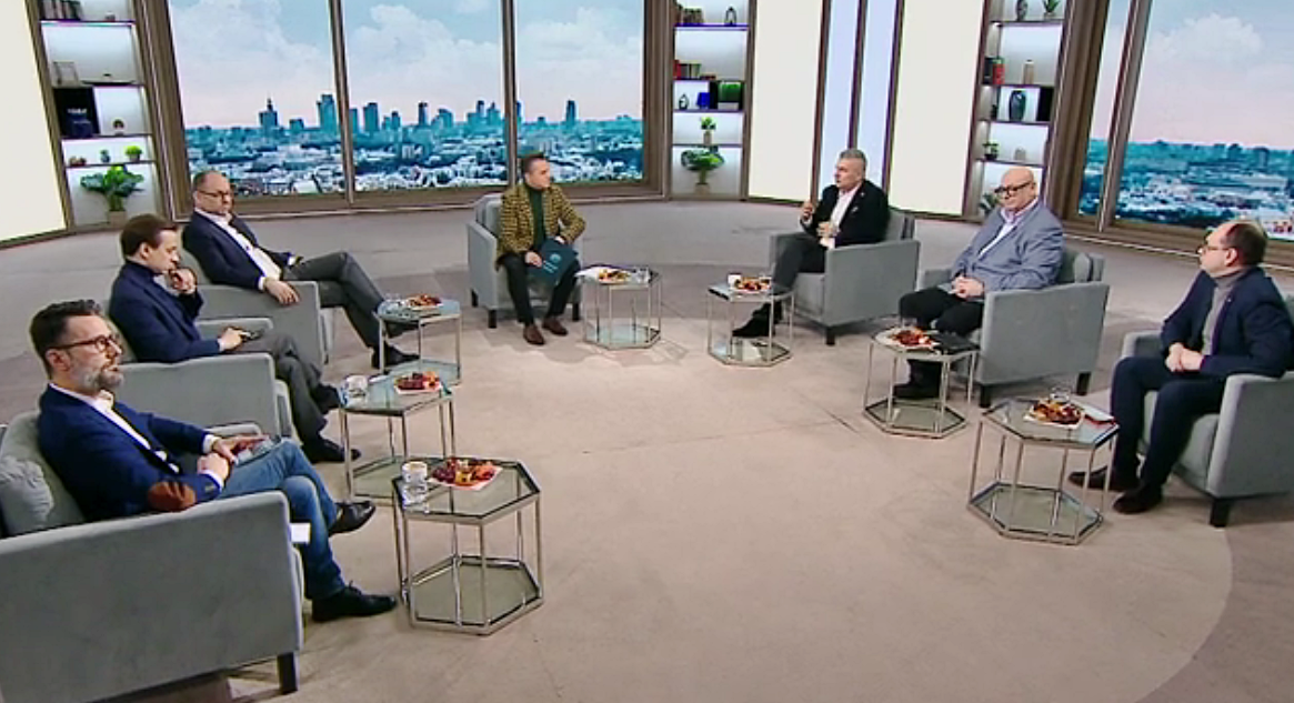 Ostra reakcja Piotra Zgorzelskiego: „Przychodzi do programu taki cham”. To jednak nie koniec. Echa słów o „płockiej szkole” w Polsat News