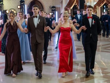 Piękne suknie, nienaganne garnitury. Cóż to był za bal… Studniówka Zespołu Szkół Centrum Edukacji im. Ignacego Łukasiewicza w Płocku [FOTO]