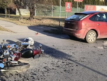 Nastoletni motocyklista trafił do szpitala. Wypadek na ul. Otolińskiej w Płocku