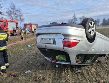 Dachowanie samochodu w gm. Drobin. Dwie osoby trafiły do szpitala. Droga zablokowana!