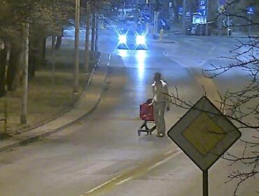 Przejażdżka w sklepowym koszyku po ulicach Płocka. Za 'sterami’ 17-latek, w koszyku… 21-letnia koleżanka [FOTO]