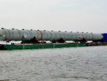 Dwie, ogromne kolumny dopłynęły do Płocka. Jedna z nich ma 89,5 metra, waży 555 ton i jest ciekawostką w skali kraju