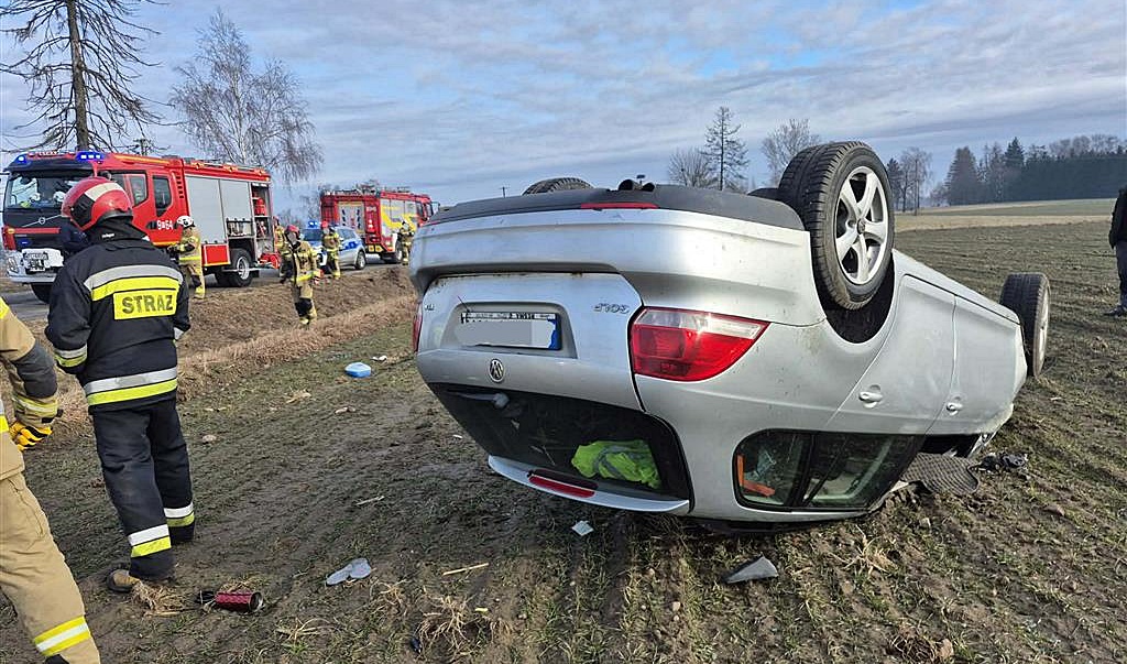 Dachowanie samochodu w gm. Drobin. Dwie osoby trafiły do szpitala. Droga zablokowana!
