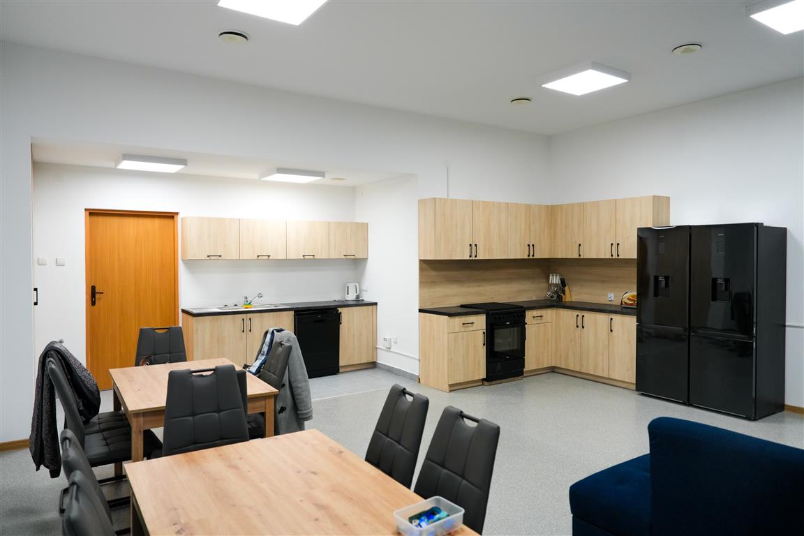 W trudnych życiowych chwilach znajdą tu bezpieczne schronienie. W Płocku powstały dodatkowe pokoje dla matek z dziećmi i kobiet w ciąży [FOTO]